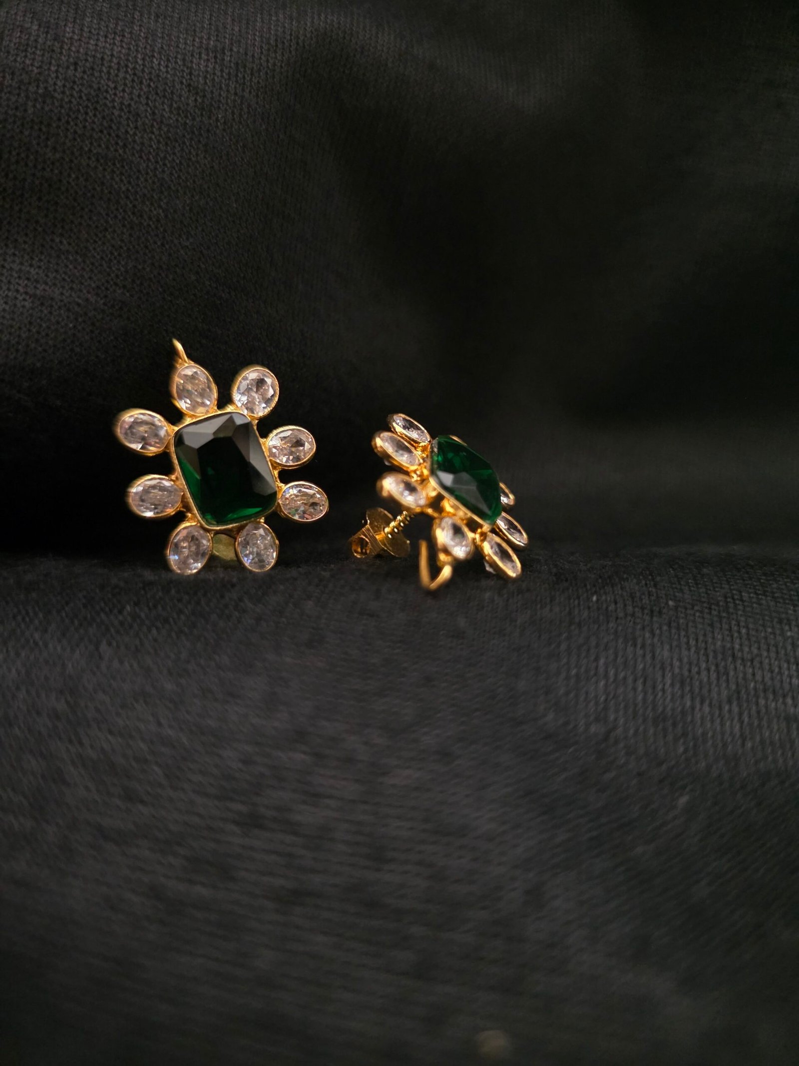 Emerald Floral Polki Stud Earrings - Image 2