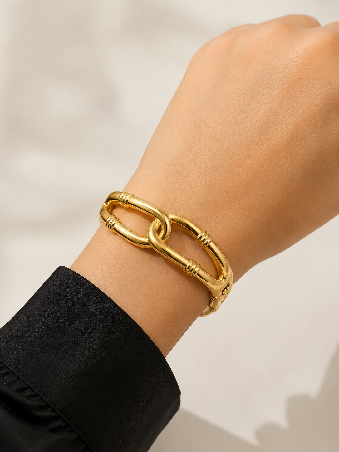 Elegant Korean Style Gold Interlocking Kada Bracelet for Women - Image 2